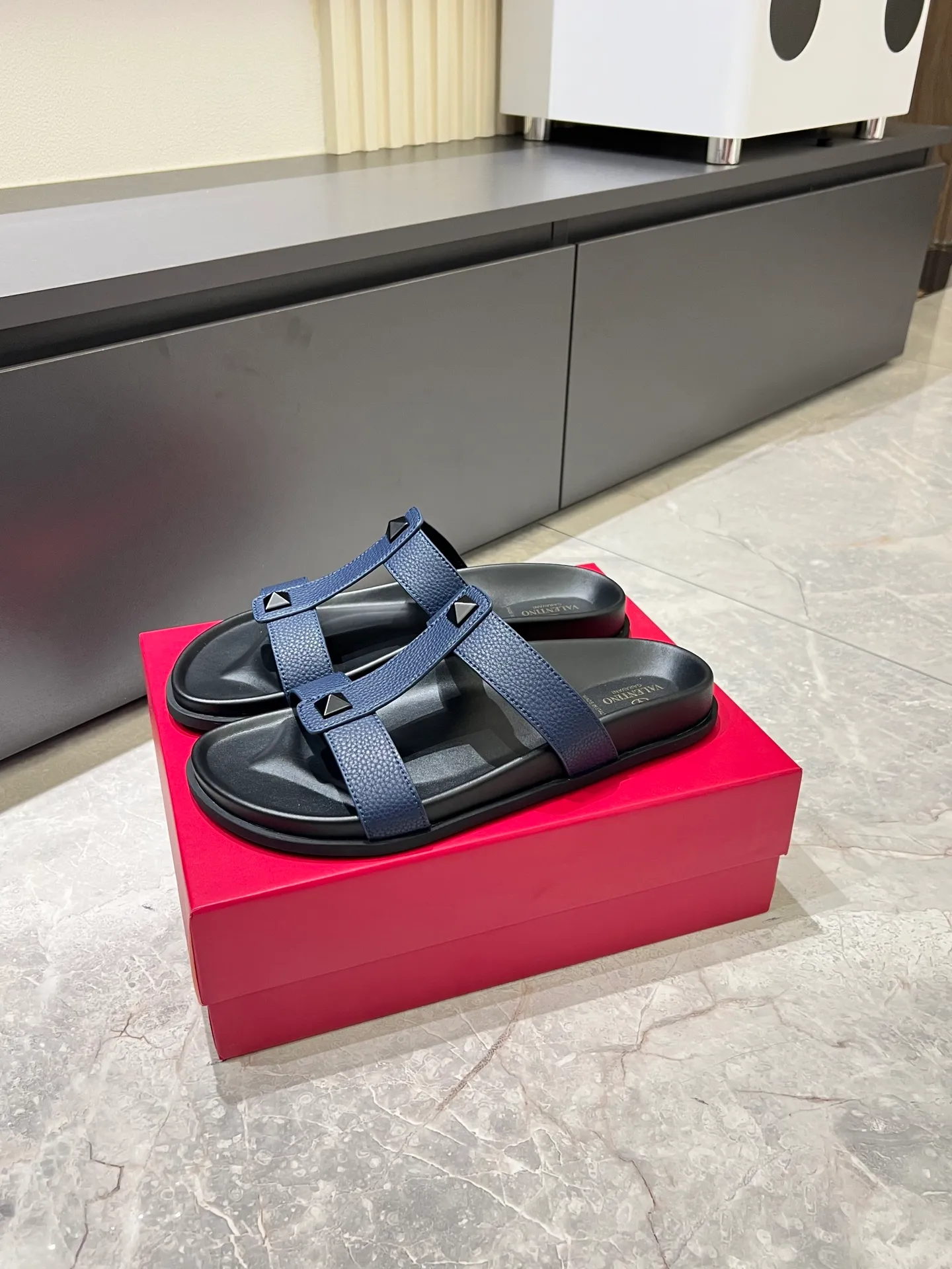 Men's shoes 💰p300 VALENTINO Men's 🧍‍♂️ Spring and summer new style metal logo flat slippers, elegant sandals, the same style worn by celebrities, original molding, imported calfskin. Rubber outsole. Soft and durable, full set of counter packaging size: 39-44 (.45.46 customized)